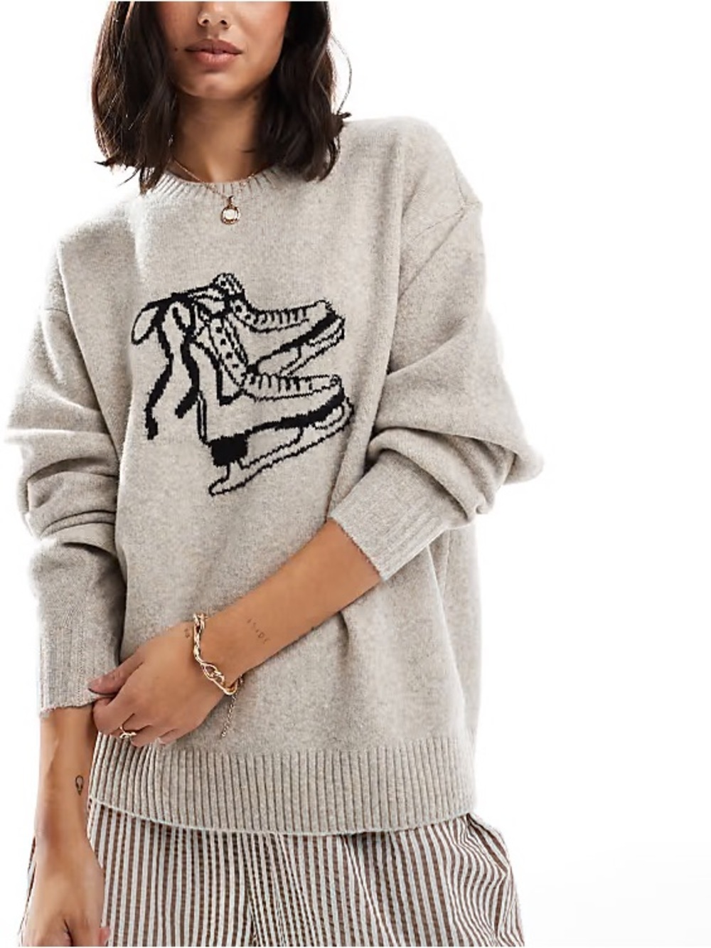 Hollister Comfy Cloud Ice Skates Graphic
Crew Sweater size large
